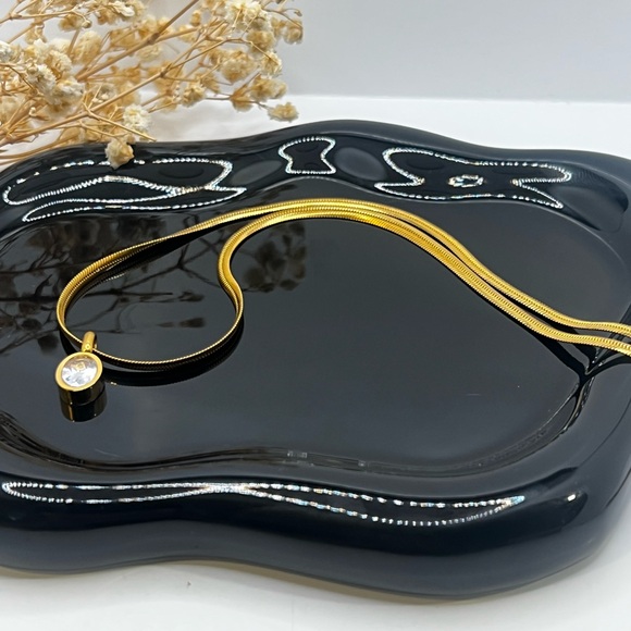 NEW 18K GOLD PLATED SNAKE CHAIN NECKLACE WITH OVAL BEZEL PENDANT - Picture 4 of 4